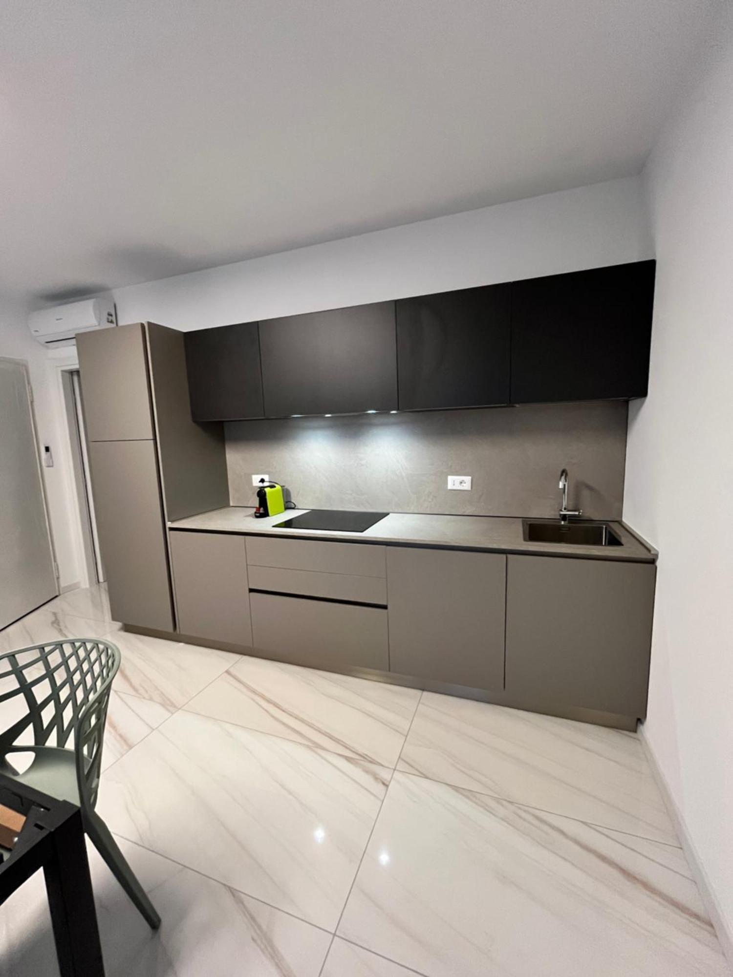 Beach Palace With Small Swimming Pool, Private Beach, Parking Lido di Jesolo Luaran gambar